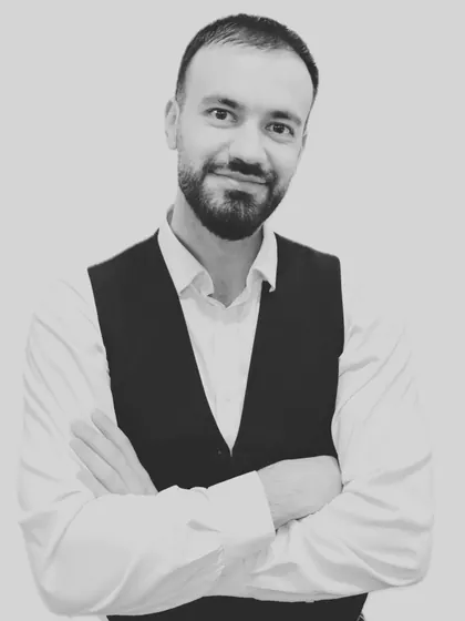 Portrait of Mo, master barber at Monteman Barber